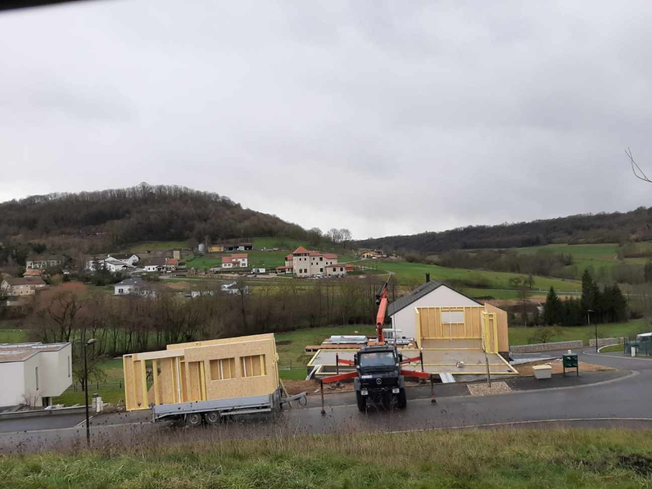 Pose des premiers murs de la maison.